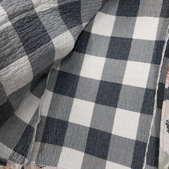 3387 Size 1X/XL Quilted Coat, Made from a Quilt In Grey, Green and Pink Floral. - Picture 4 of 6